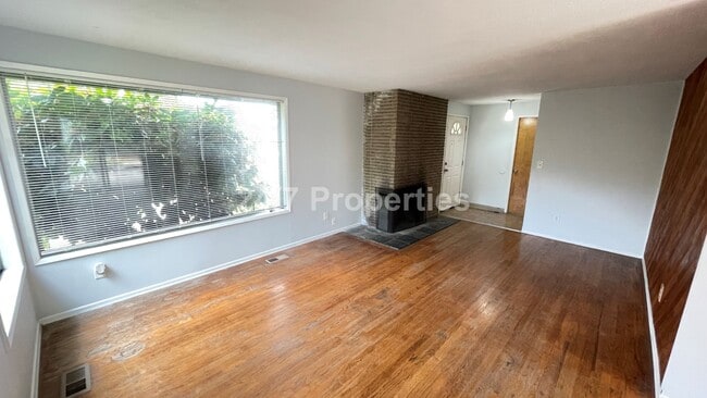 Building Photo - Charming 3 BD | 2 BA House with Large Back...