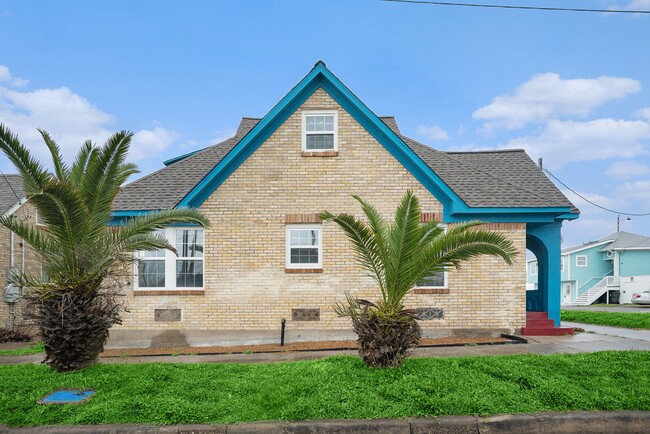 Building Photo - 1028 Ave M 1/2