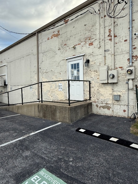 Building Photo - 801 Winchester Rd