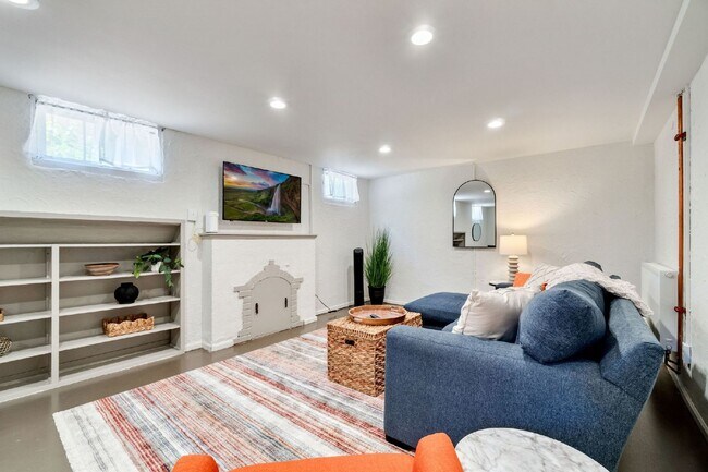 Building Photo - "Fully Furnished Monthly Rental - Newly Remodeled 4 bed Old Town bungalow"