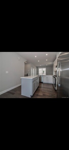 Building Photo - 458 W Tremont Ave