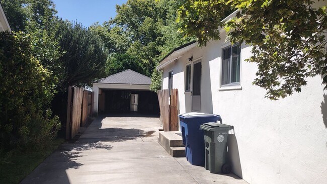 Building Photo - 568 Robertson Way