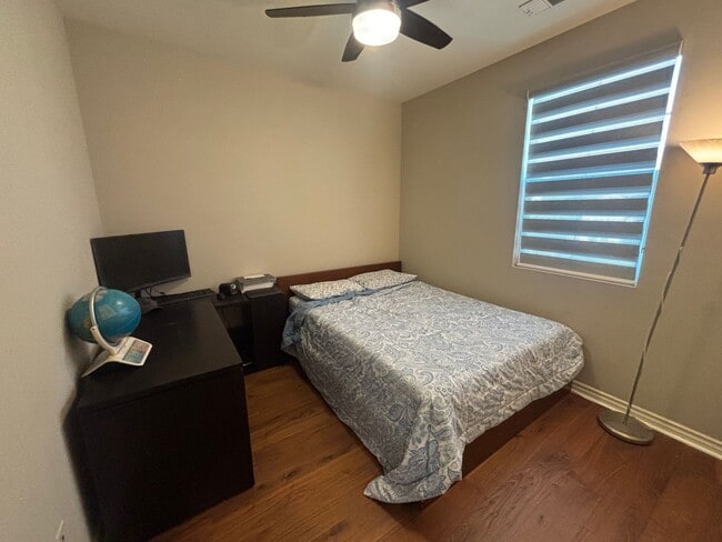 Building Photo - 4-Bedroom Home with Solar, Loft, and Gated Community Amenities in Valencia!