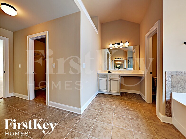 Building Photo - 810 Golden Isles Dr