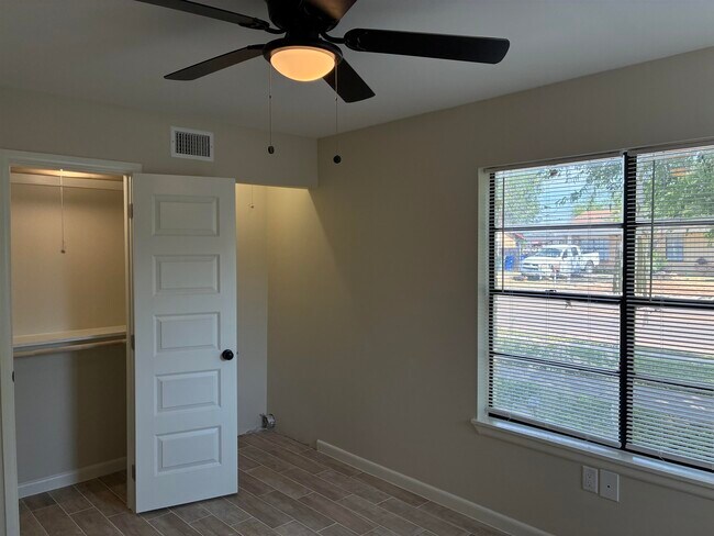 Building Photo - 705 Bustamante St
