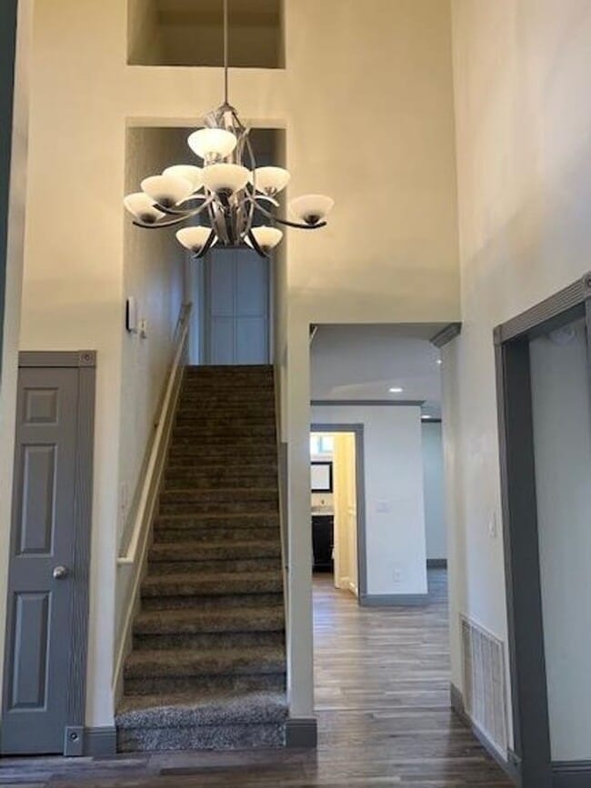 Building Photo - FAIR OAKS BEAUTY WITH POOL, SPA & SOLAR!!