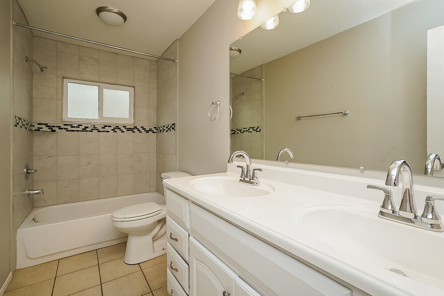 Building Photo - 1418 High Knoll Dr