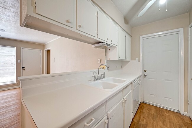 Building Photo - 4739 Parkland St