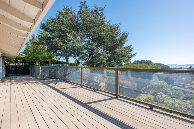 Building Photo - Bay View Home In Peacock Gap
