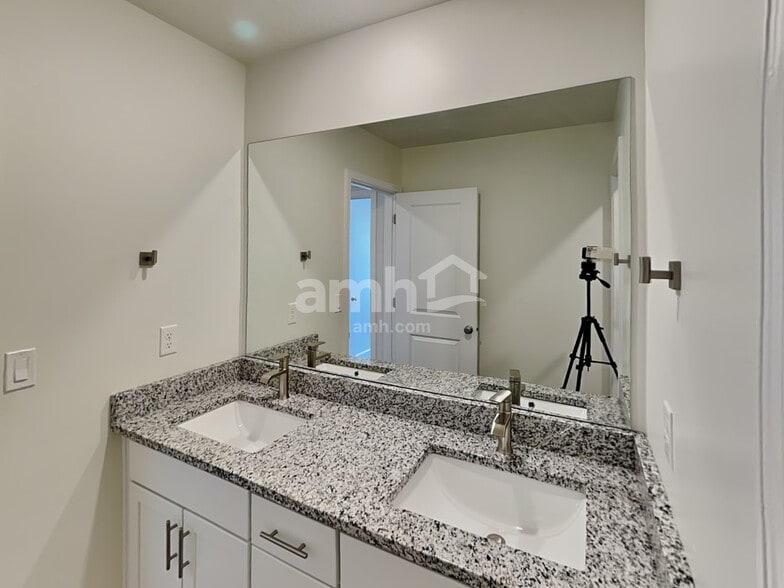 Building Photo - 6109 W Arranmore Dr