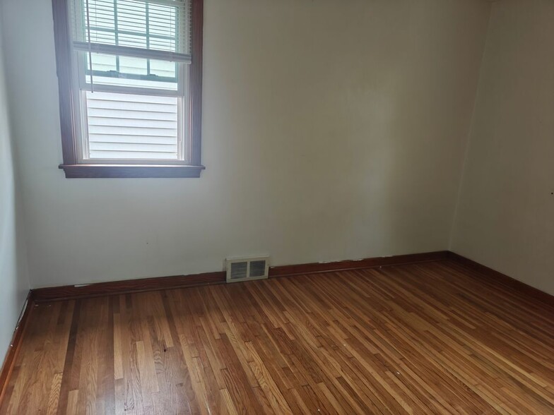 Building Photo - 1302 Walden Ave