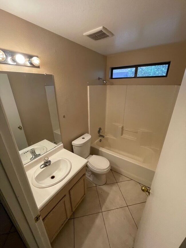 Building Photo - COMING SOON! Adorable 2 bed 2 bath Home in Phoenix!