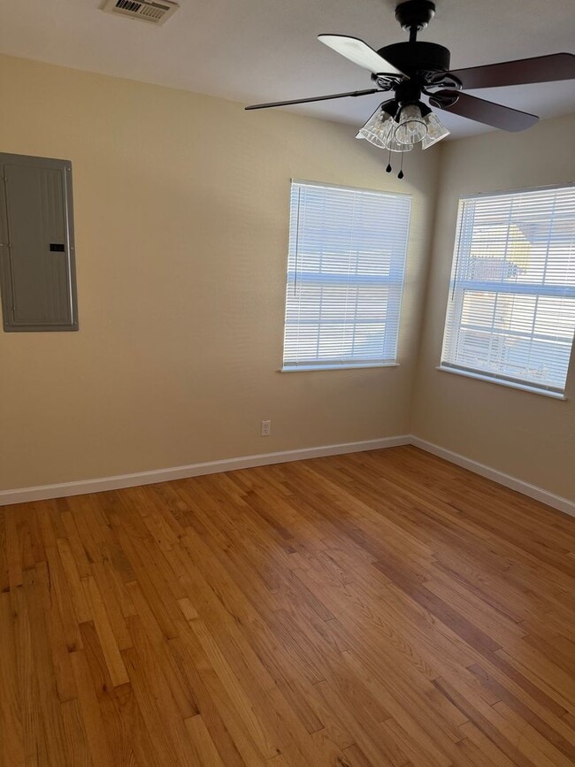 Building Photo - 304 W Chicago St