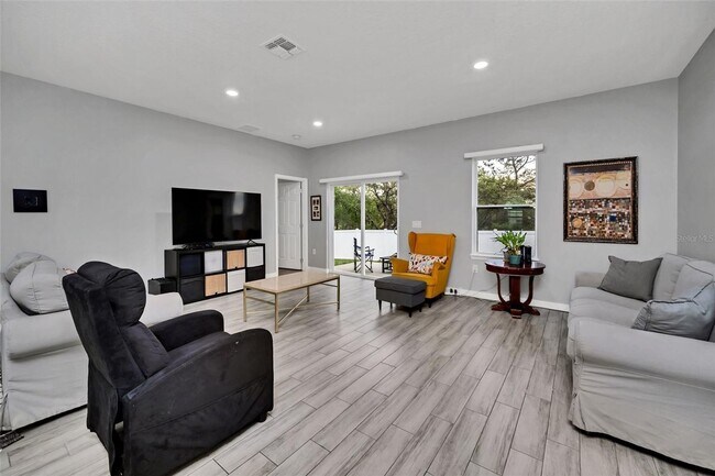 Building Photo - Poinciana Home