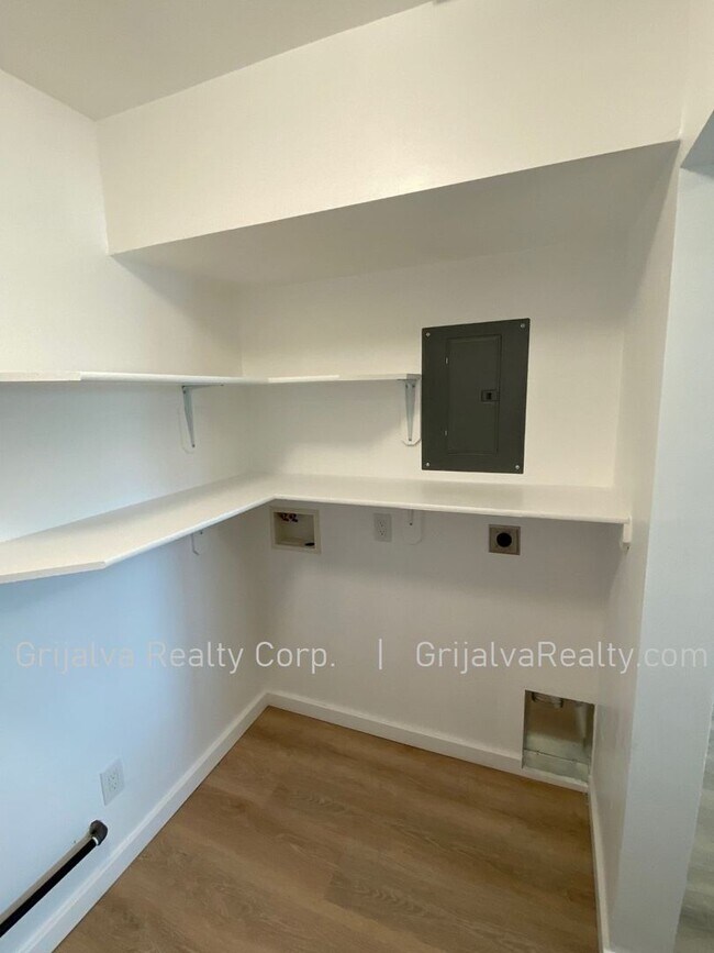 Building Photo - 4541 E 18th St