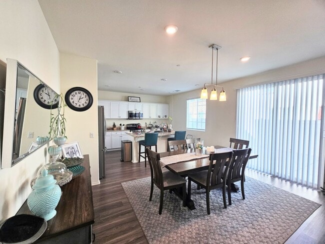 Building Photo - Beautiful Condo In a Nice Neighborhood 2 car garage