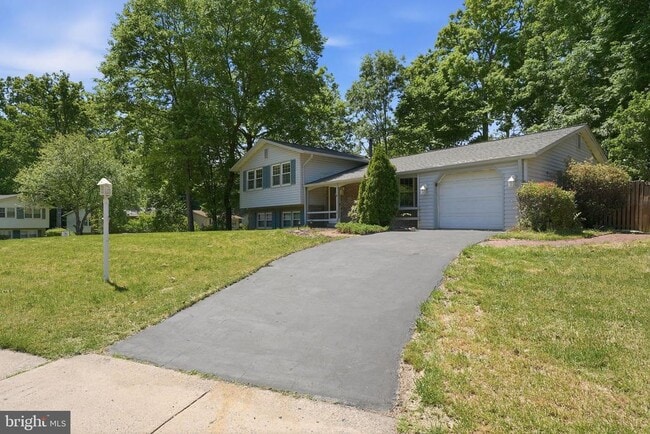 Building Photo - 8609 Woodview Dr