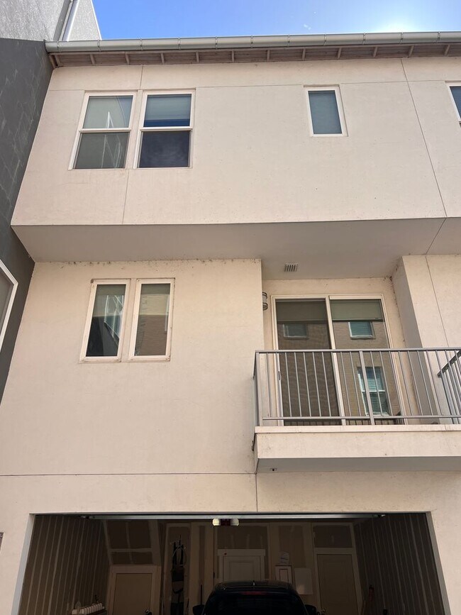 Building Photo - Modern 2 Bedroom Townhome with Stunning La...