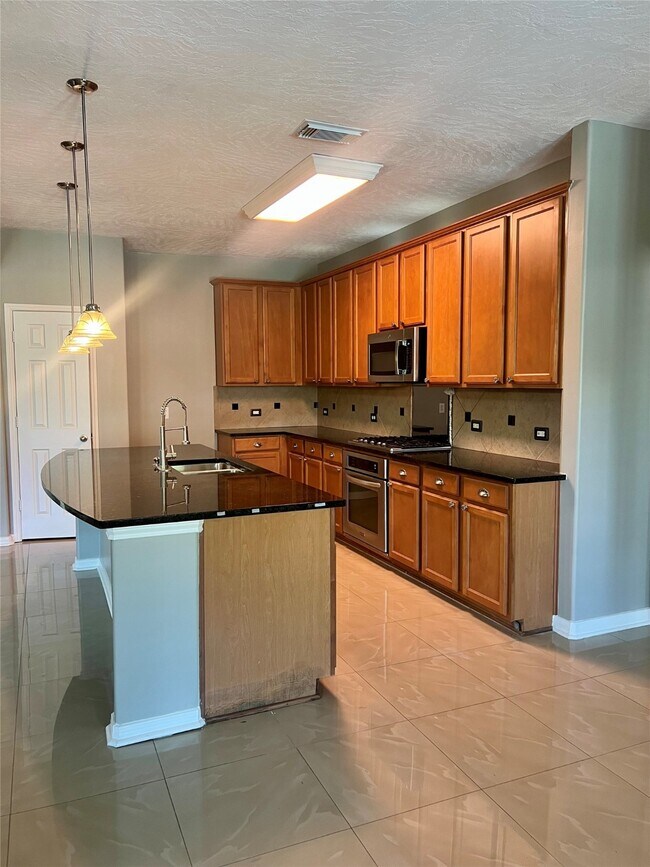 Building Photo - 411 White Oak Pointe Dr