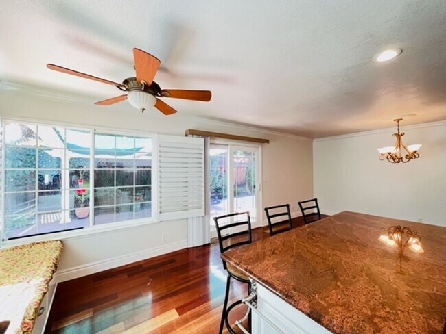 Building Photo - Gorgeous 3Bd/2BA + Den/Office or 4th Bedro...