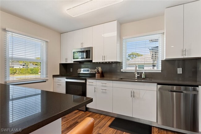 Building Photo - 714 105th Ave N