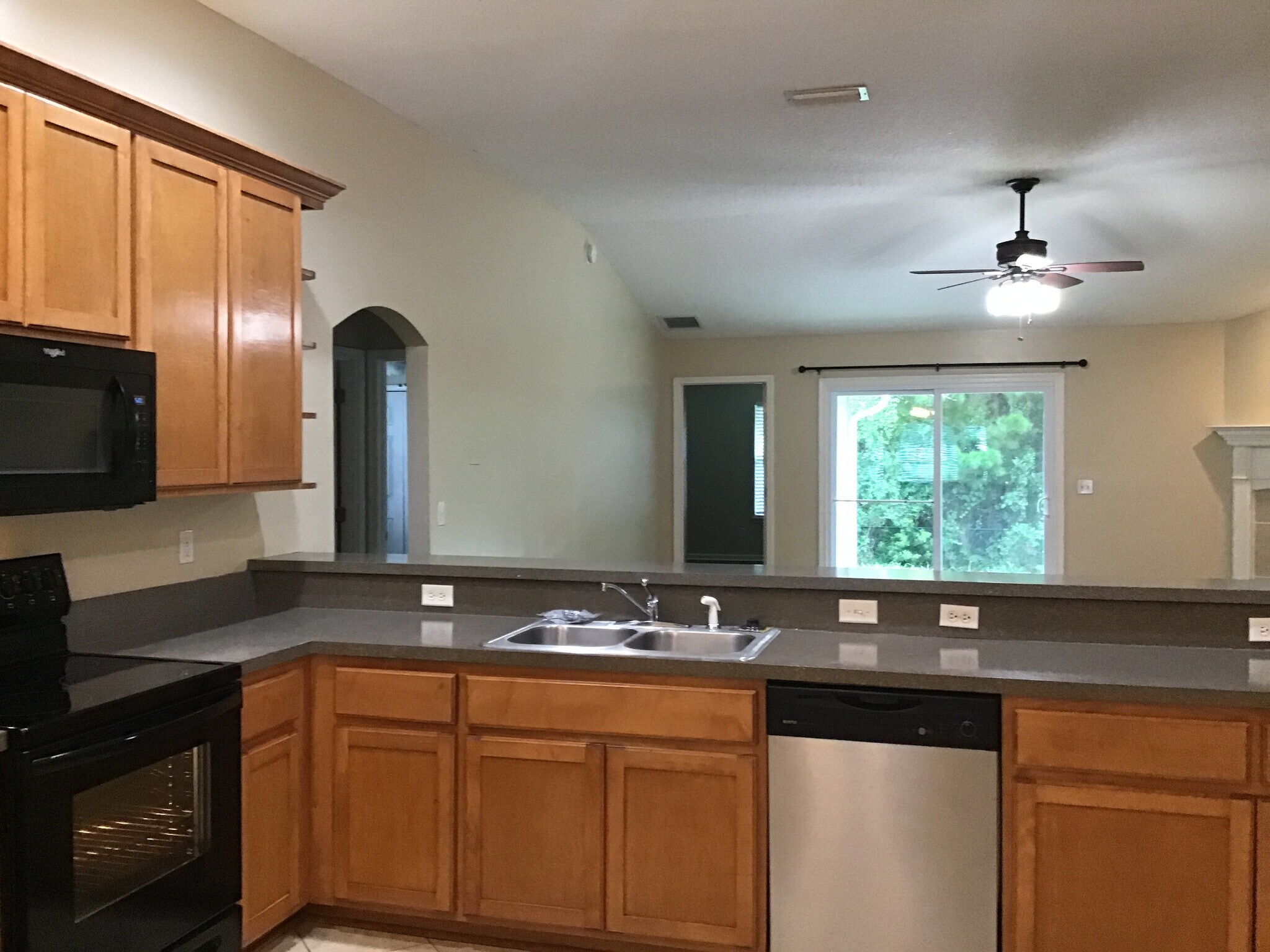 Building Photo - 2469 Royal Pointe Dr