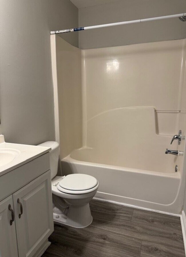 Building Photo - Beautifully Updated 5BR / 3 Bath Brick Fro...