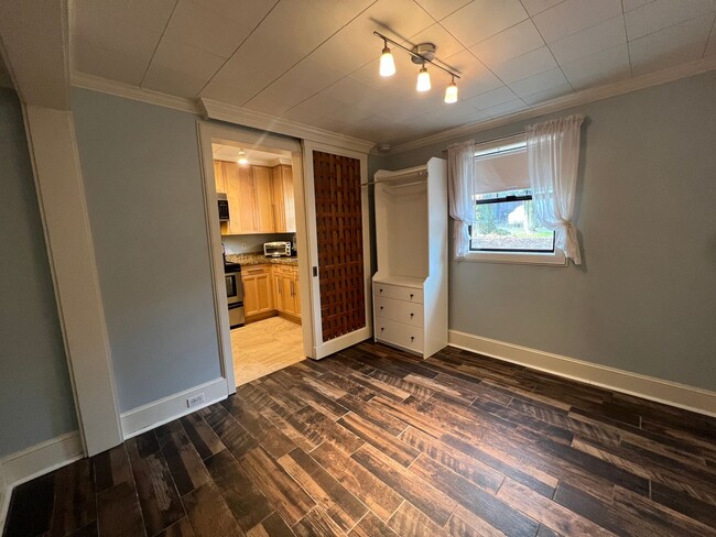 Building Photo - New Pricing! Charming Studio in Highly Des...