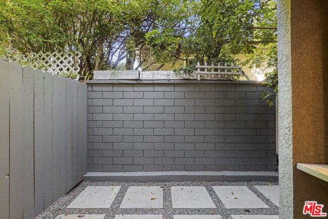 Building Photo - 1044 20th St