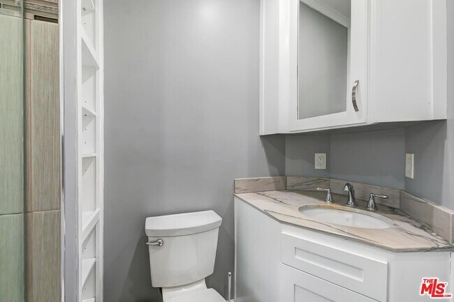 Building Photo - 1110 W 80th St