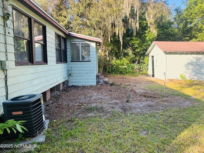 Building Photo - 8041 Oakwood St