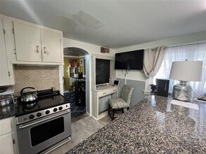 Building Photo - Fully Furnished 4 Bed Single Family House ...