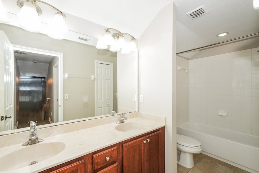 Building Photo - 16014 Loneoak View Dr