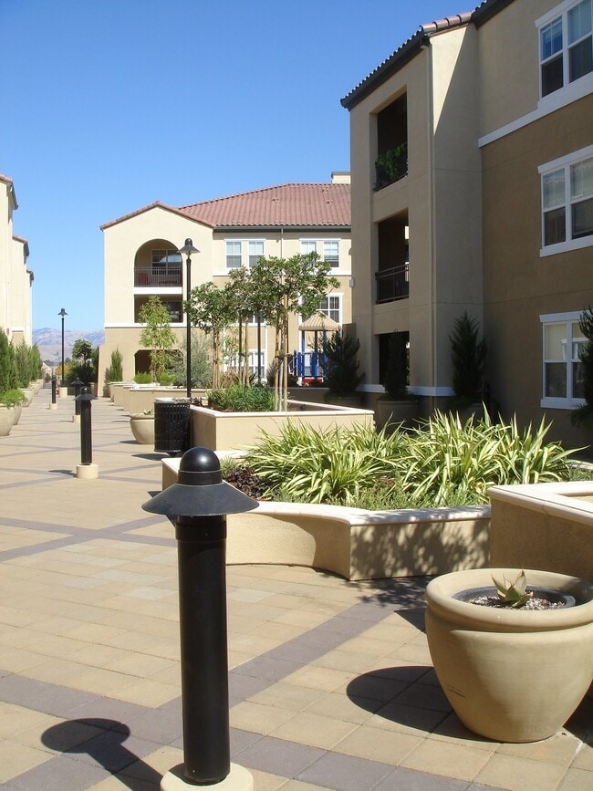 Complex interior - 1883 Agnew Rd