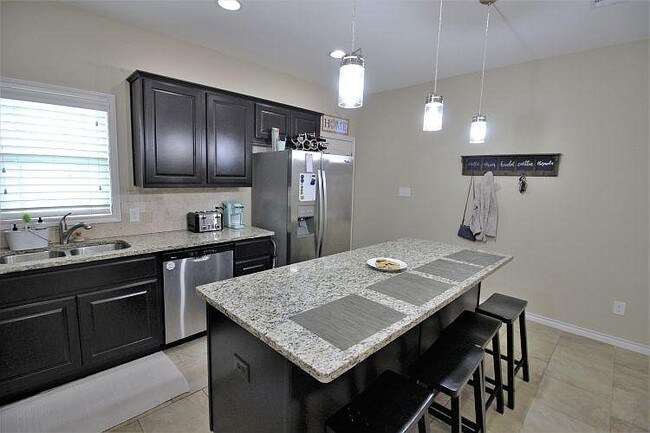 Building Photo - 314 Fairway Dr