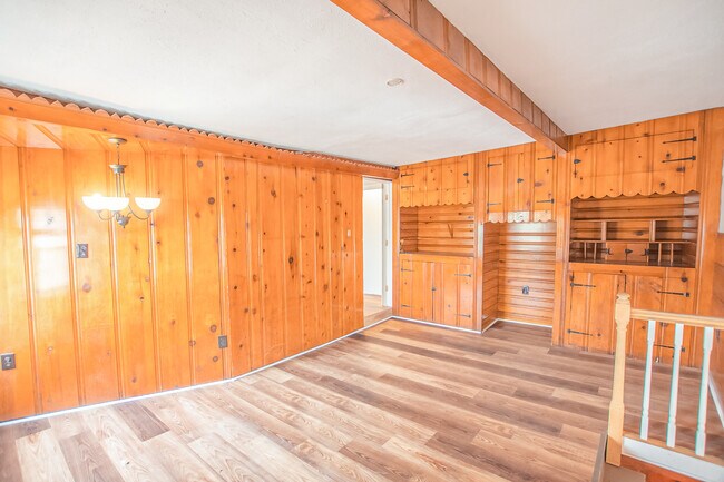 Building Photo - 2553 E Somerset St