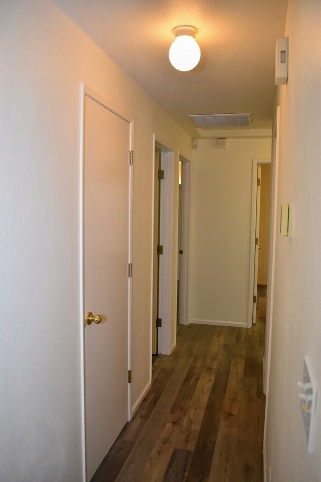 Building Photo - Great 3BD Ranch in Orchards- Gorgeous Laminate Floors Throughout!