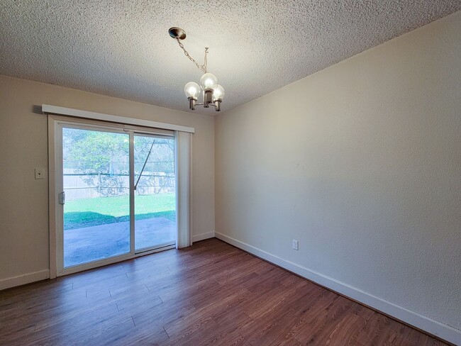 Building Photo - RECENTLY RENOVATED 3 BEDROOM 2 BATH LEASE ...