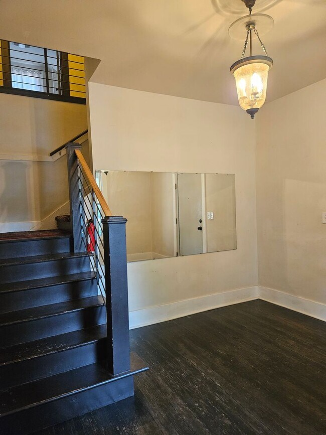 Building Photo - 318-320 W Myrtle