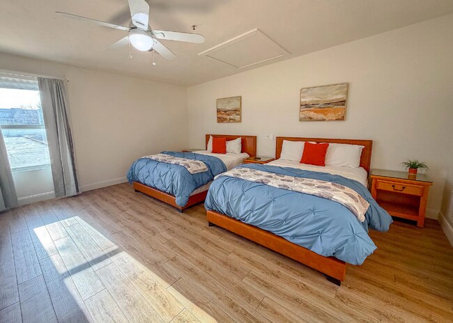 Building Photo - 2 Bedroom Townhouse in a Resort Style Community! All Utilities Included!