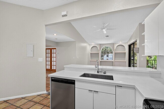 Building Photo - 5451 Verona Dr