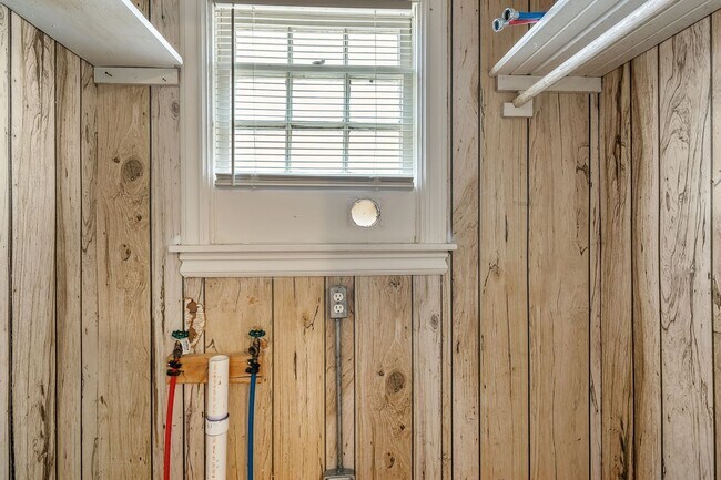 Building Photo - 132 Rowland Pl