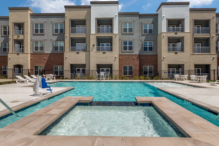 Building Photo - Palladium East Foster Crossing