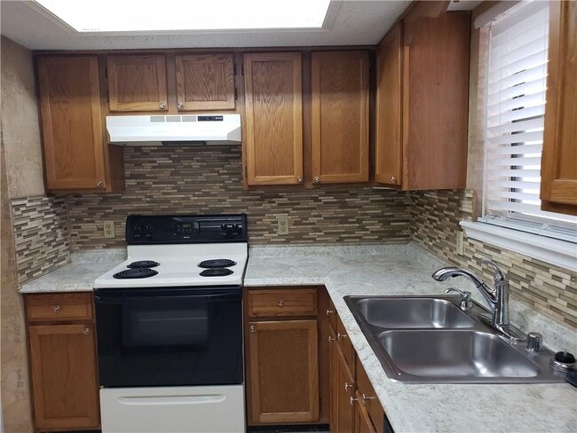 Building Photo - 302 Fairway Cir