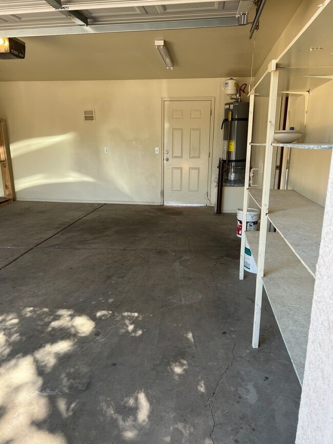 Building Photo - Nice 3 Bedroom, 2.5 bathroom townhome in S...