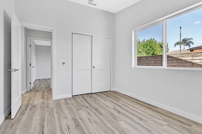 Building Photo - 4 bed 3 bath Prime Location!