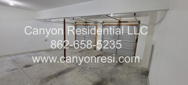 Building Photo - Nice Sized 4 Bed 3 Bath home in great location!