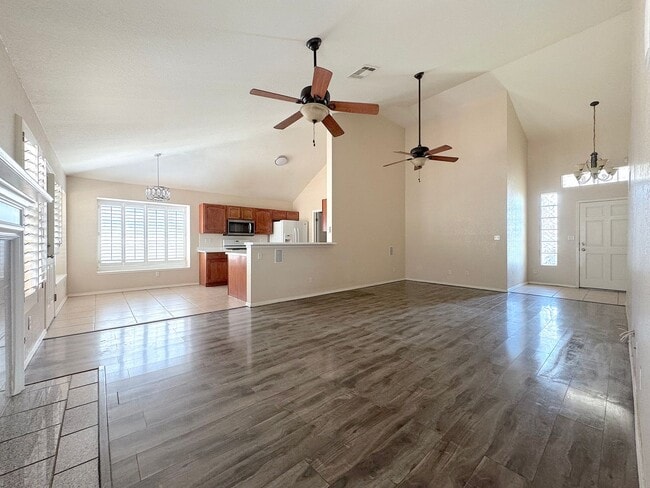 Building Photo - East El Paso 3bed/2bath Refrig A/C!