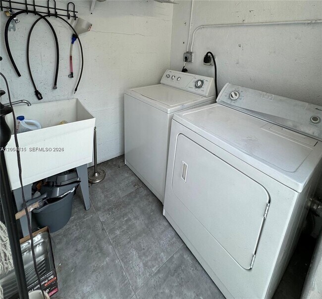 Building Photo - 6335 N Miami Ave