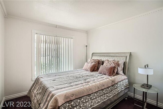 Building Photo - Fully Furnished with sparkling pool!